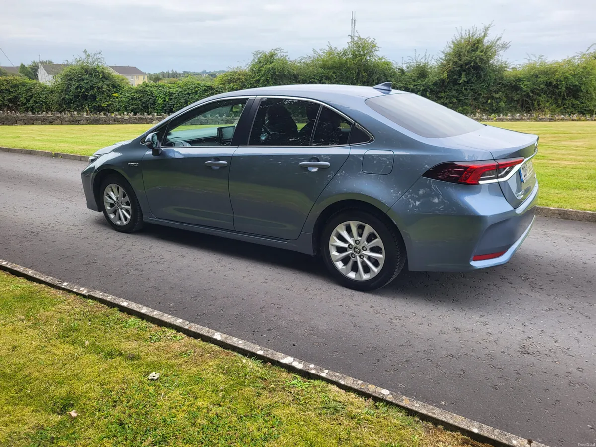 Toyota Corolla HYBRID AUTOMATIC - Image 4