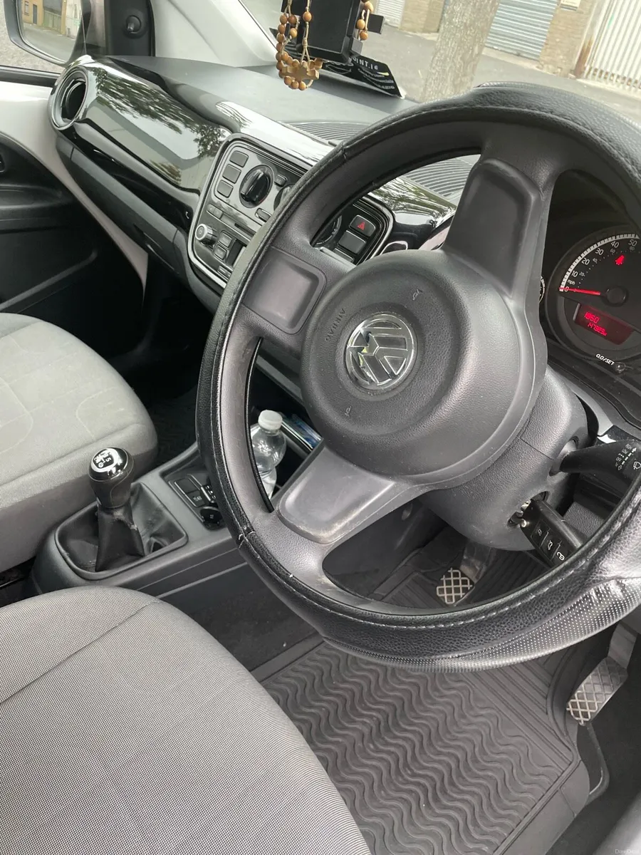 A car Volkswagen - Image 4