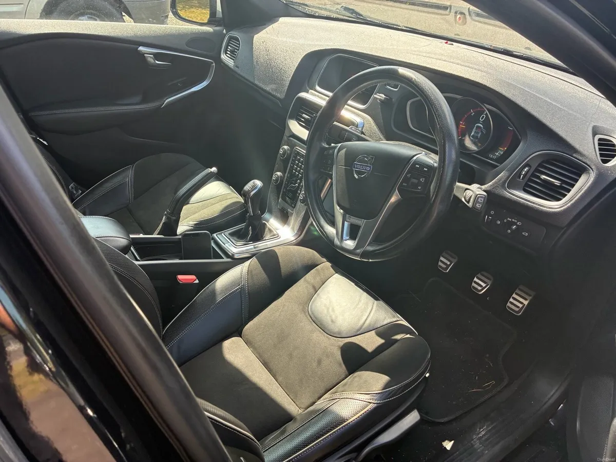 15 VOLVO V40 2.0D4 R-DESIGN - Image 6