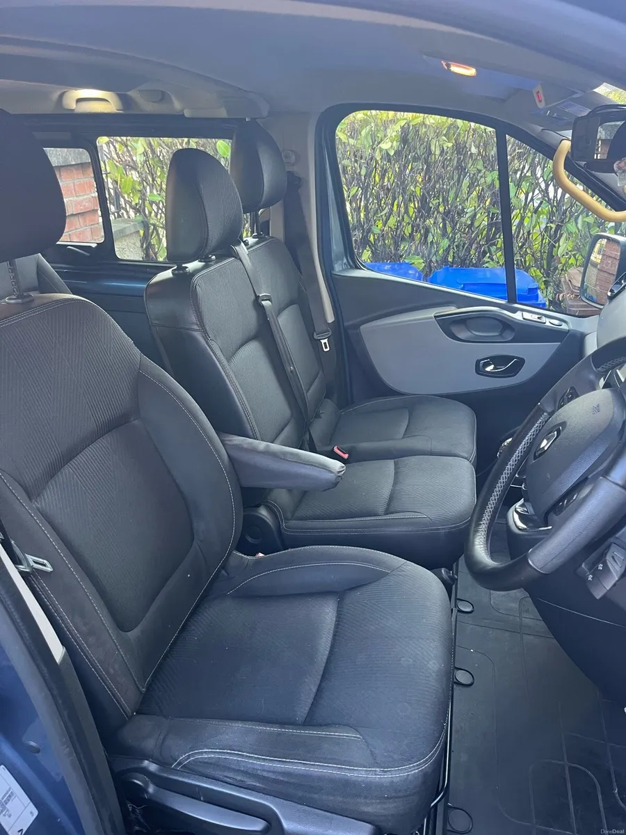 9 seater Renault Trafic wav - Image 3