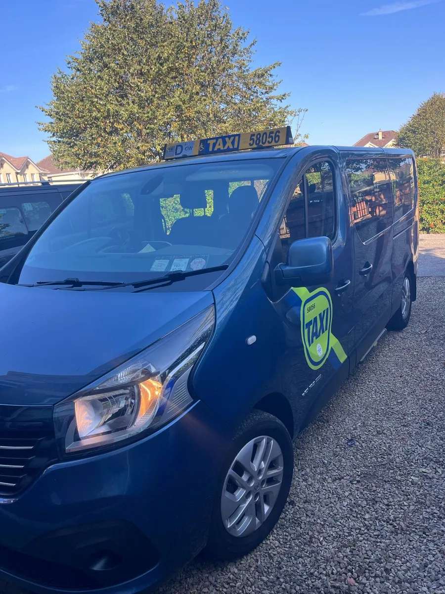 9 seater Renault Trafic wav - Image 1