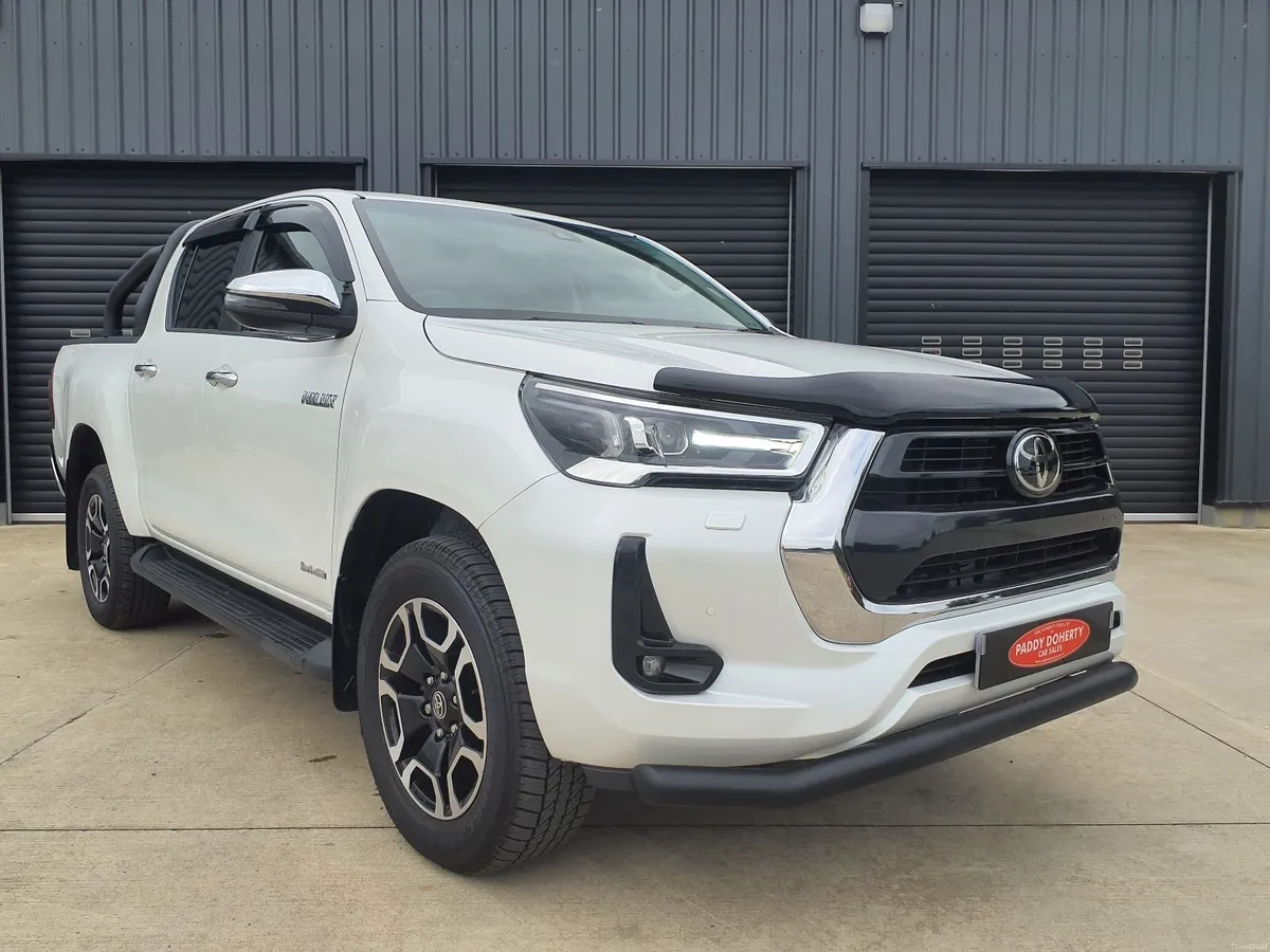 Toyota Hilux 2024 Invincible Auto - Image 1