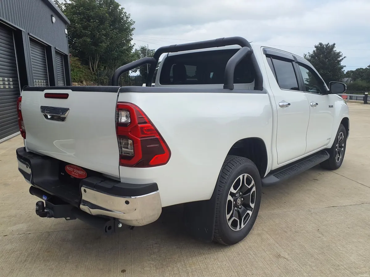 Toyota Hilux 2024 Invincible Auto - Image 4