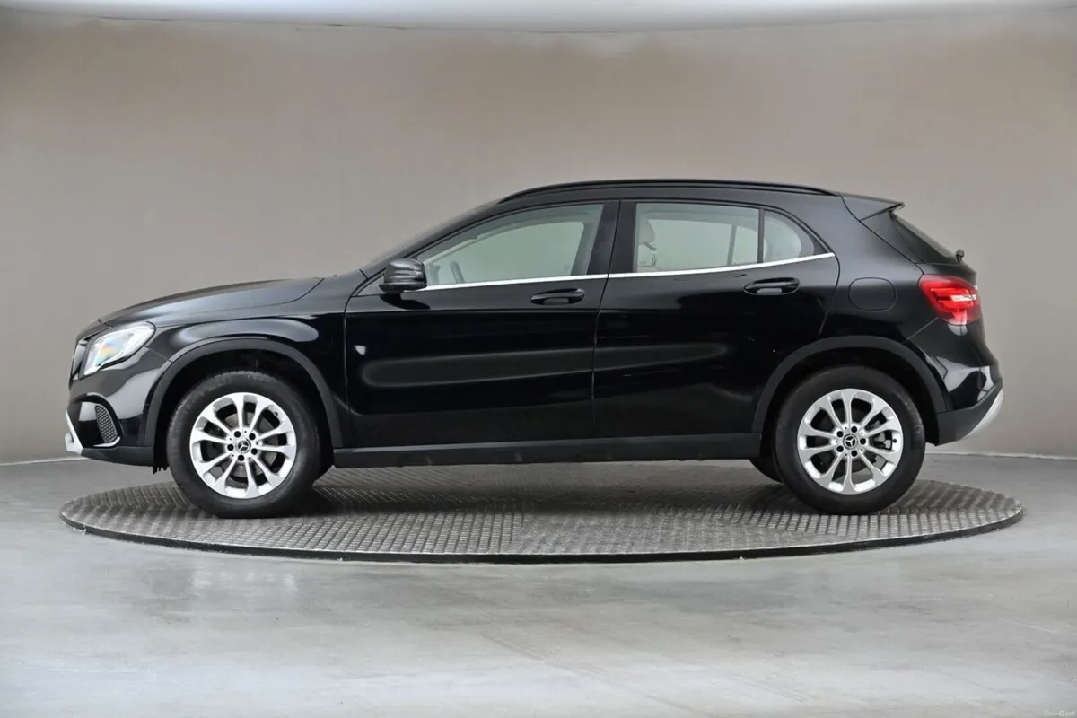 Mercedes-Benz GLA GLA 180 **BEIGE LEATHER** - Image 5