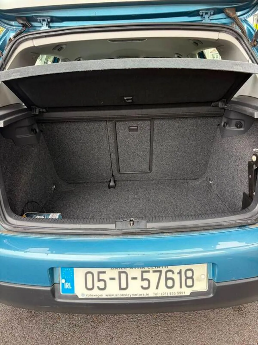 2005 Volkswagen Golf - Image 2
