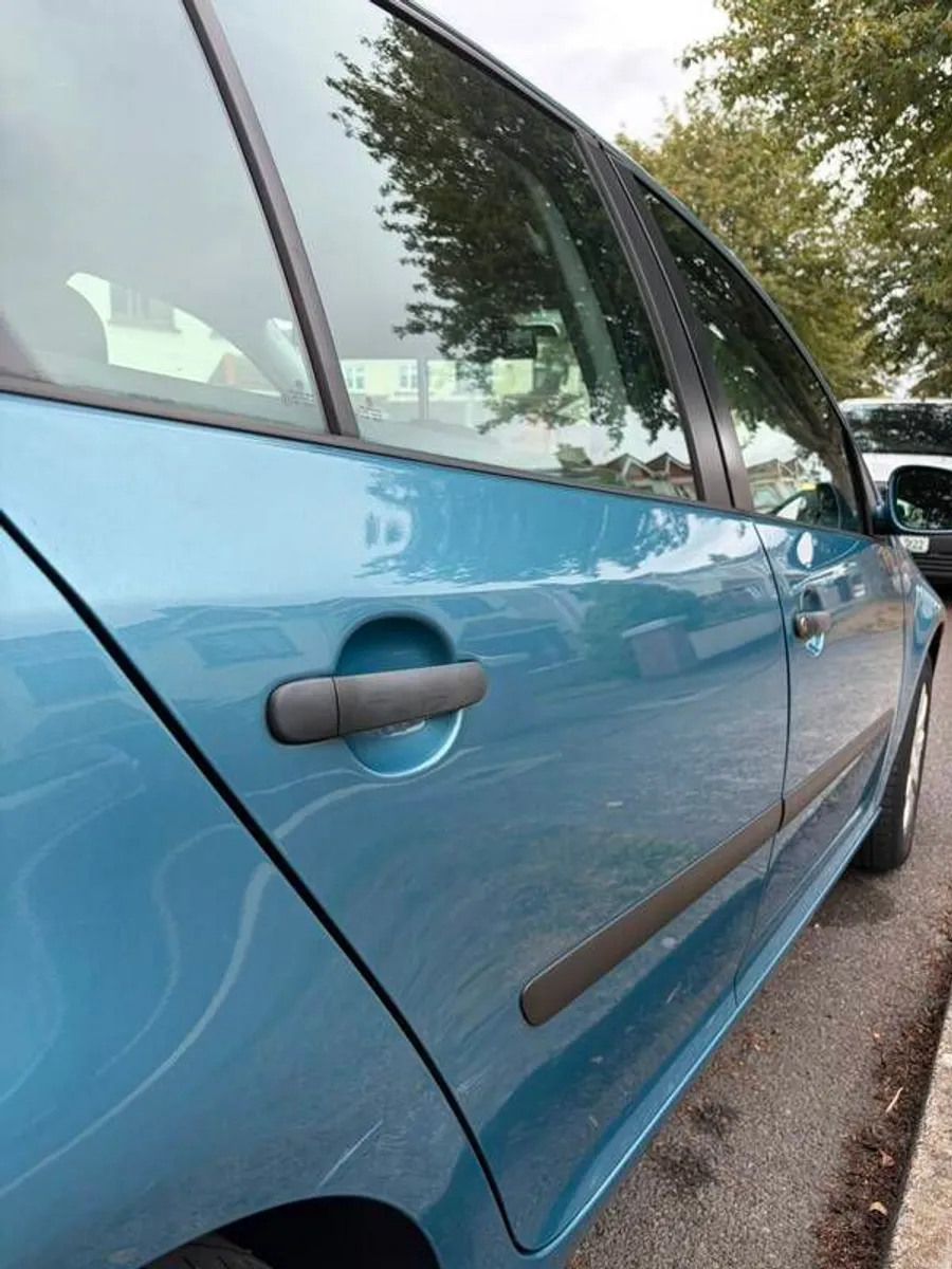 2005 Volkswagen Golf - Image 4