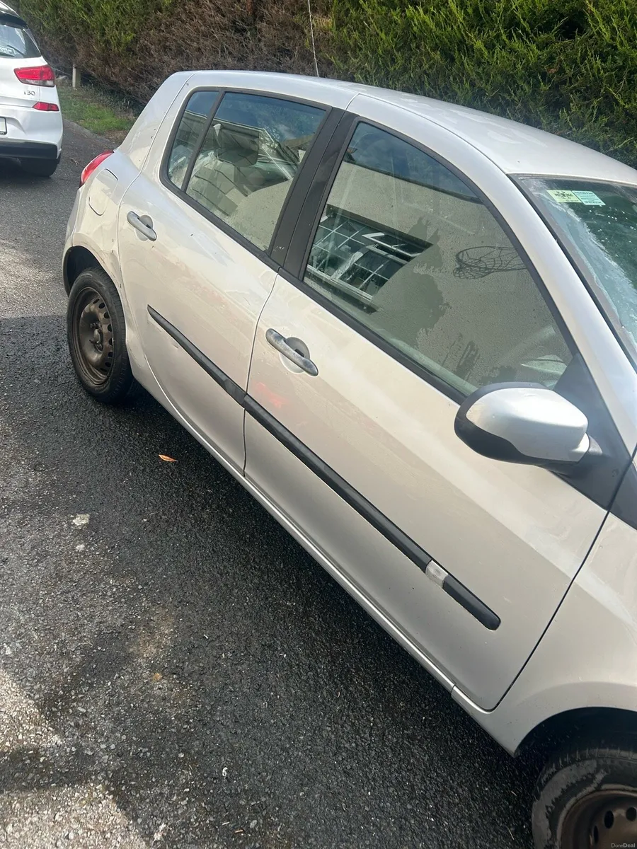 Renault Clio 2010 - Image 2