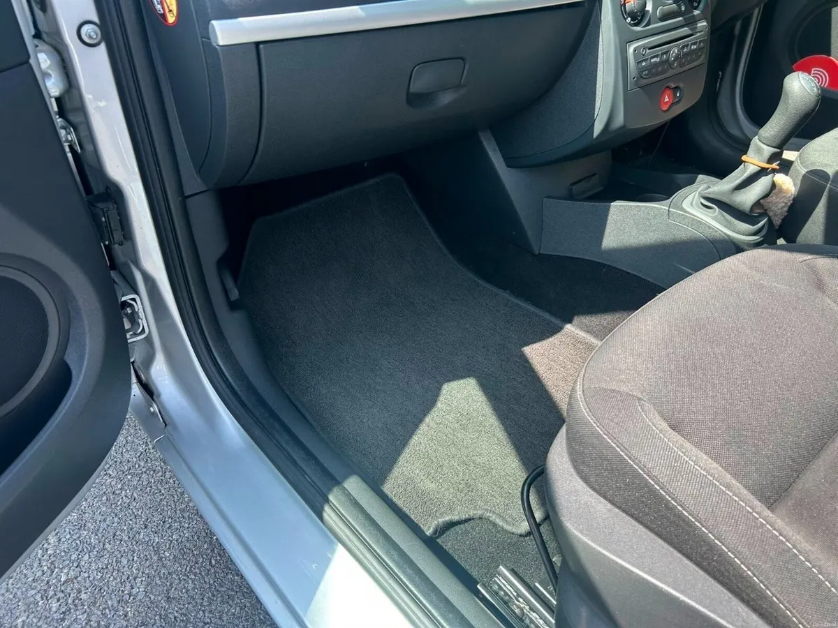 Renault Clio 2010 - Image 5