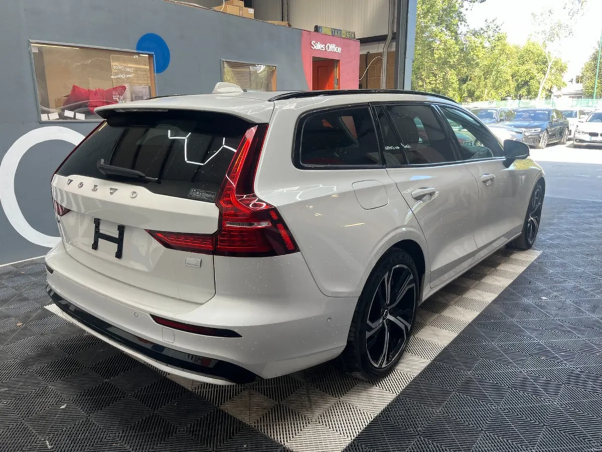 Volvo V60 2023 VOLVO V60 4WD RECHARGE ULTIMATE T6 - Image 3