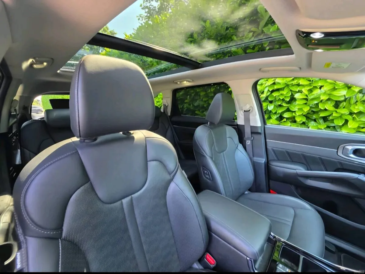 Low Milage 242 Kia Sorento 7 Seats - Image 5
