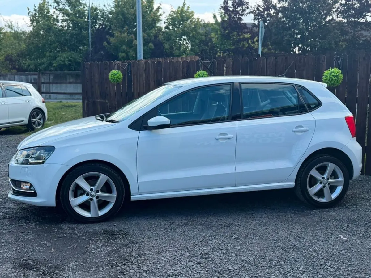 Volkswagen Polo Highline - auto - low kms - Image 4