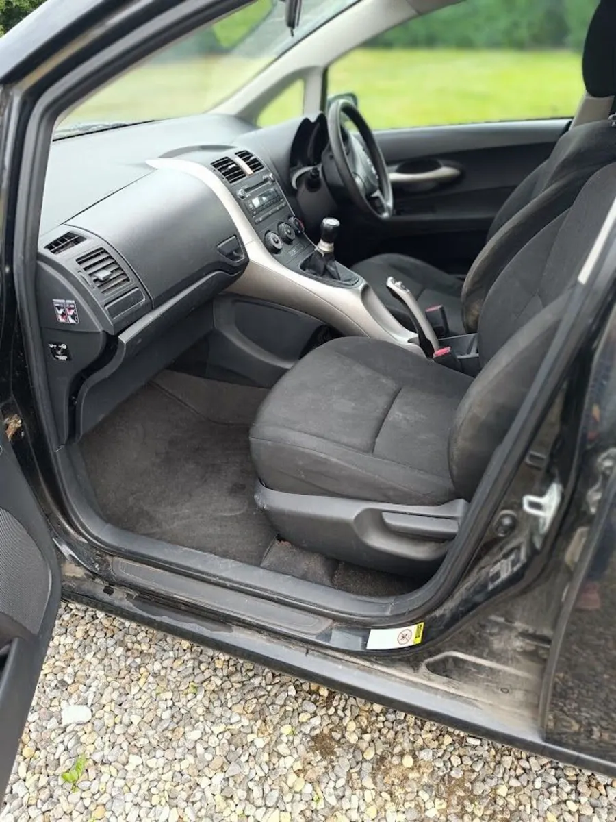 Toyota Auris 2008 - Image 2