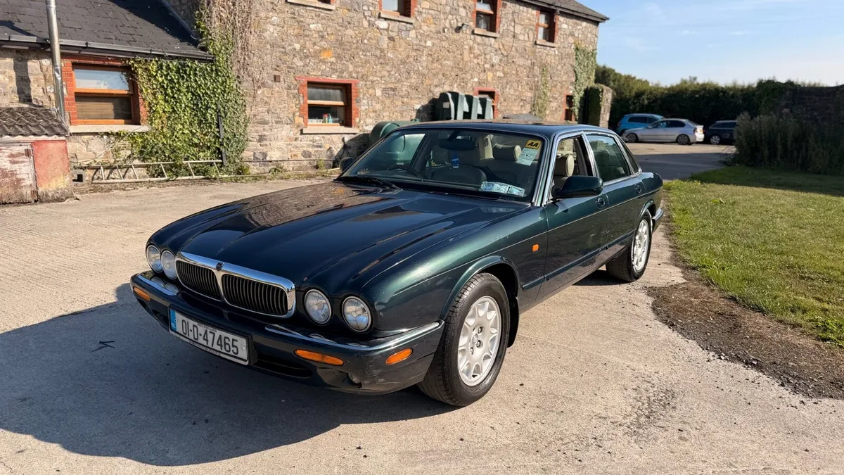 Jaguar XJ8 - Image 1