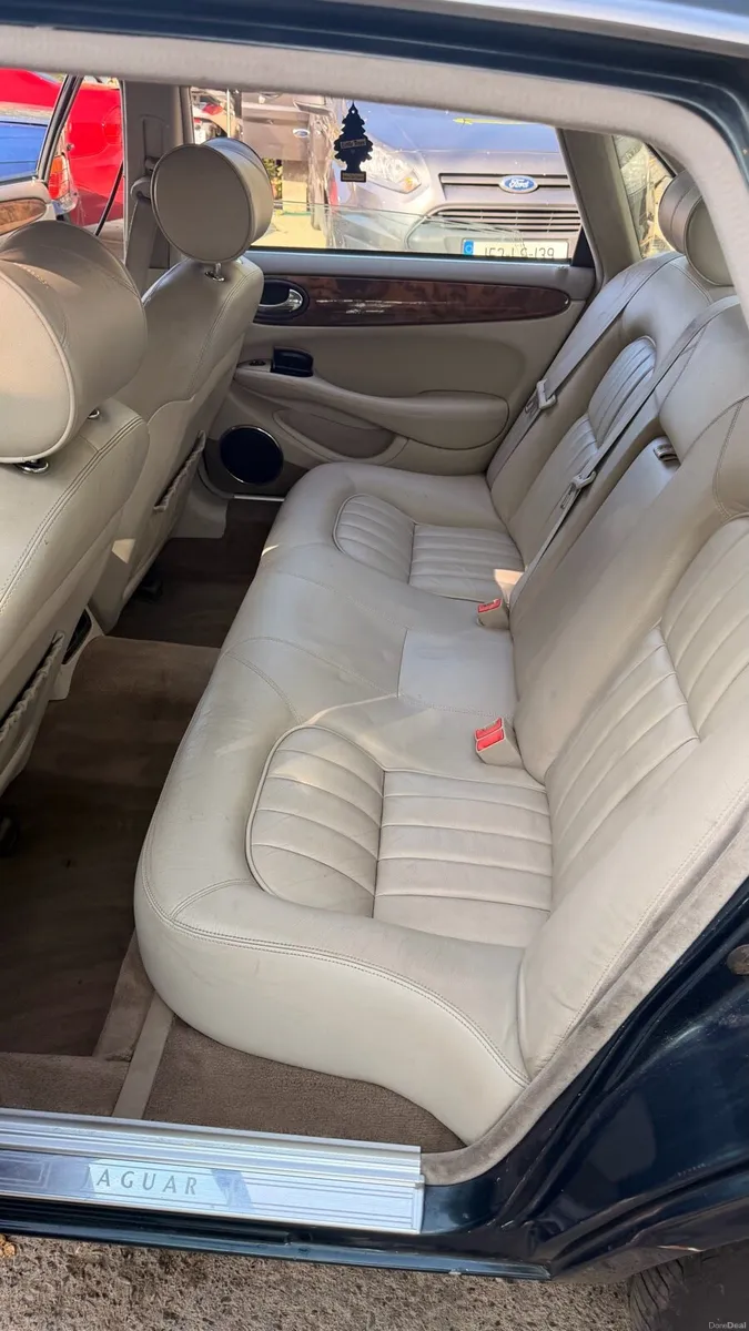 Jaguar XJ8 - Image 5