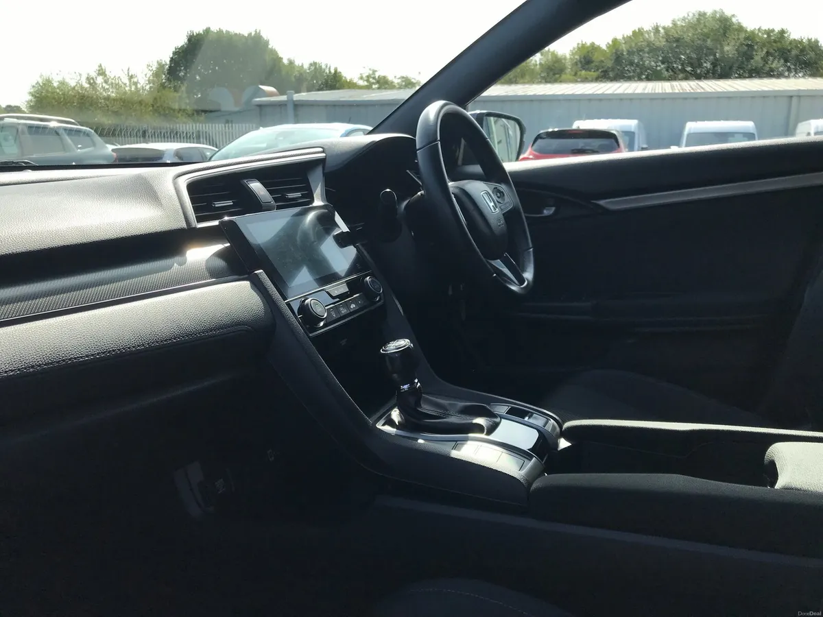 Honda Civic 2018 - Image 2