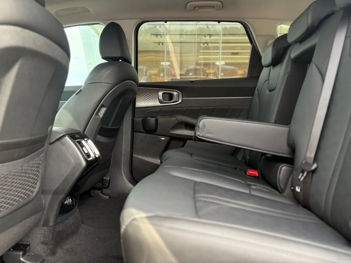 Kia Sorento 1.6 Plug In Hybrid ( 7 Seats ) - Image 4