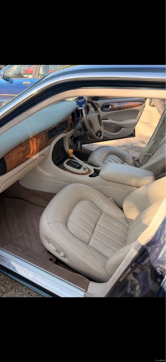 Jaguar XJ8 - Image 6