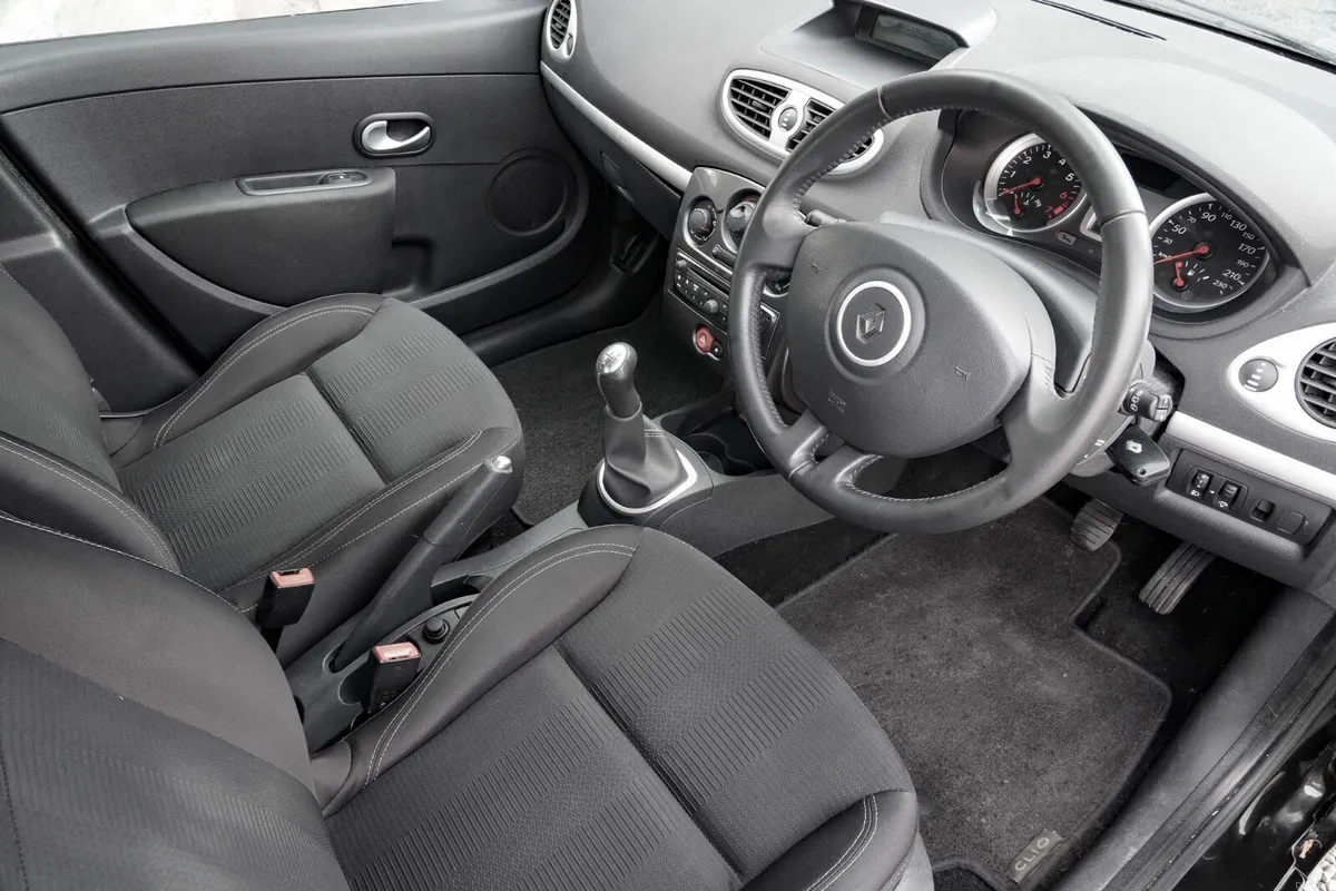 2012 Renault Clio 11. Petrol Manual - Image 2