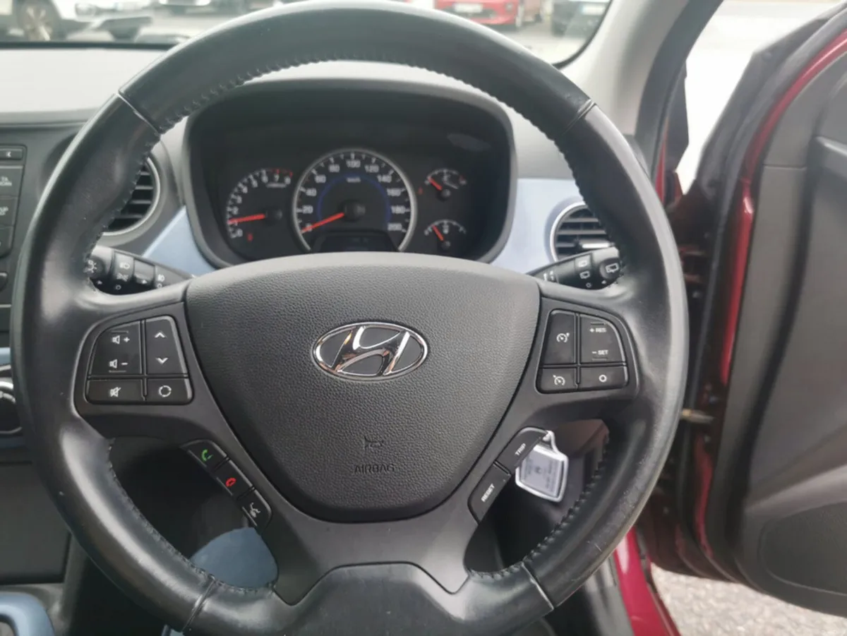 Hyundai i10 1.0 PETROL PREMIUM 5DR - Image 2