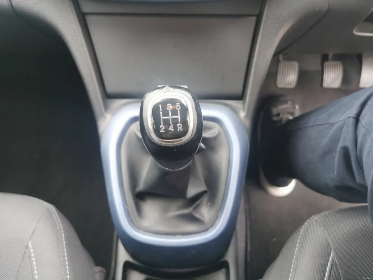 Hyundai i10 1.0 PETROL PREMIUM 5DR - Image 4