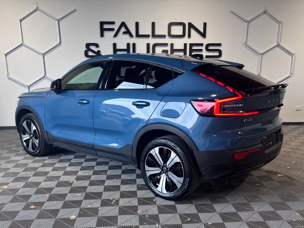 2023 VOLVO C40 + RECHARGE EV PLUS // PAN SUNROOF - Image 3