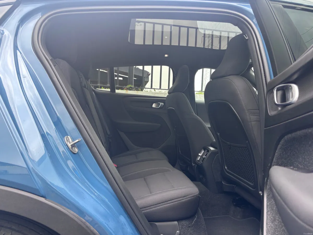 2023 VOLVO C40 + RECHARGE EV PLUS // PAN SUNROOF - Image 5