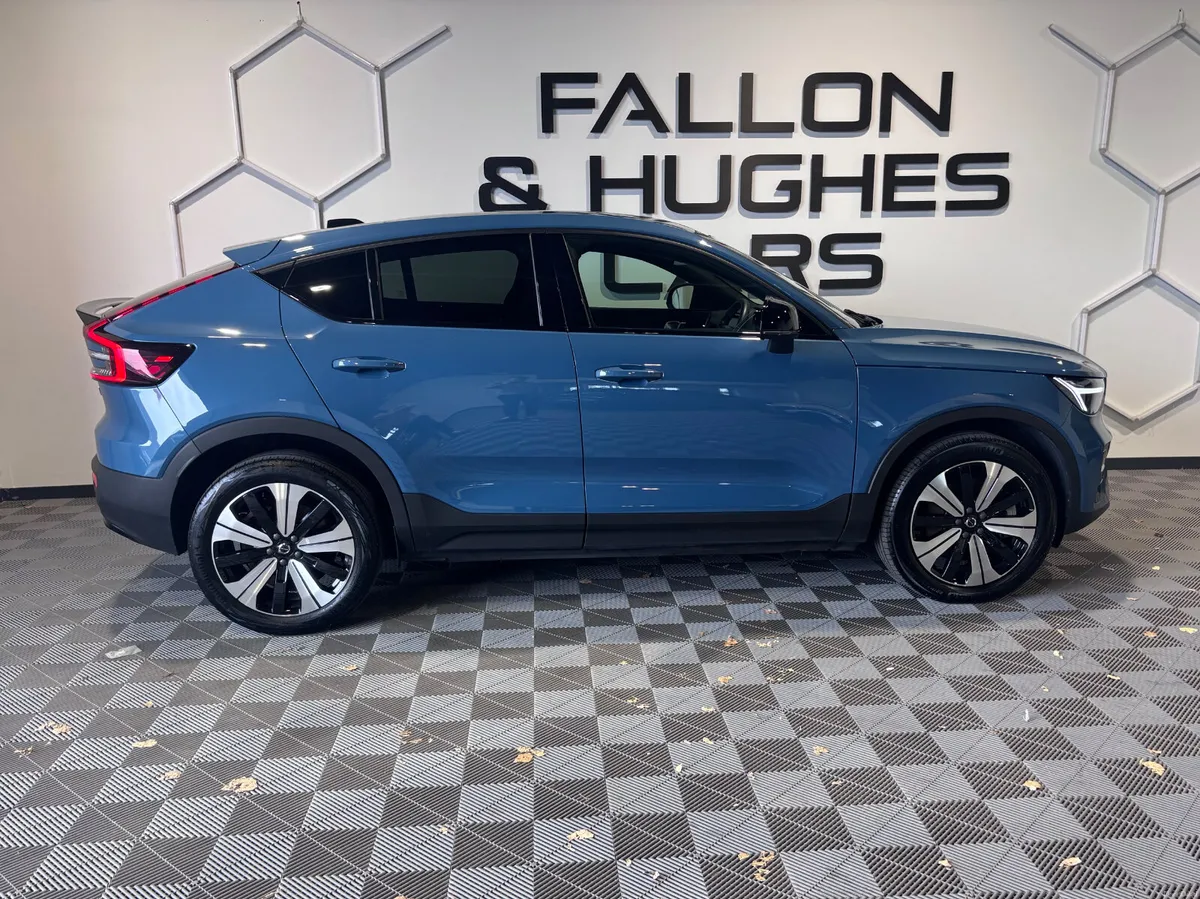 2023 VOLVO C40 + RECHARGE EV PLUS // PAN SUNROOF - Image 4