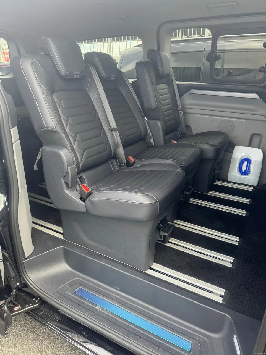 2026 Ford Tourneo Custom PHEV Taxi 9 Seats - Image 4
