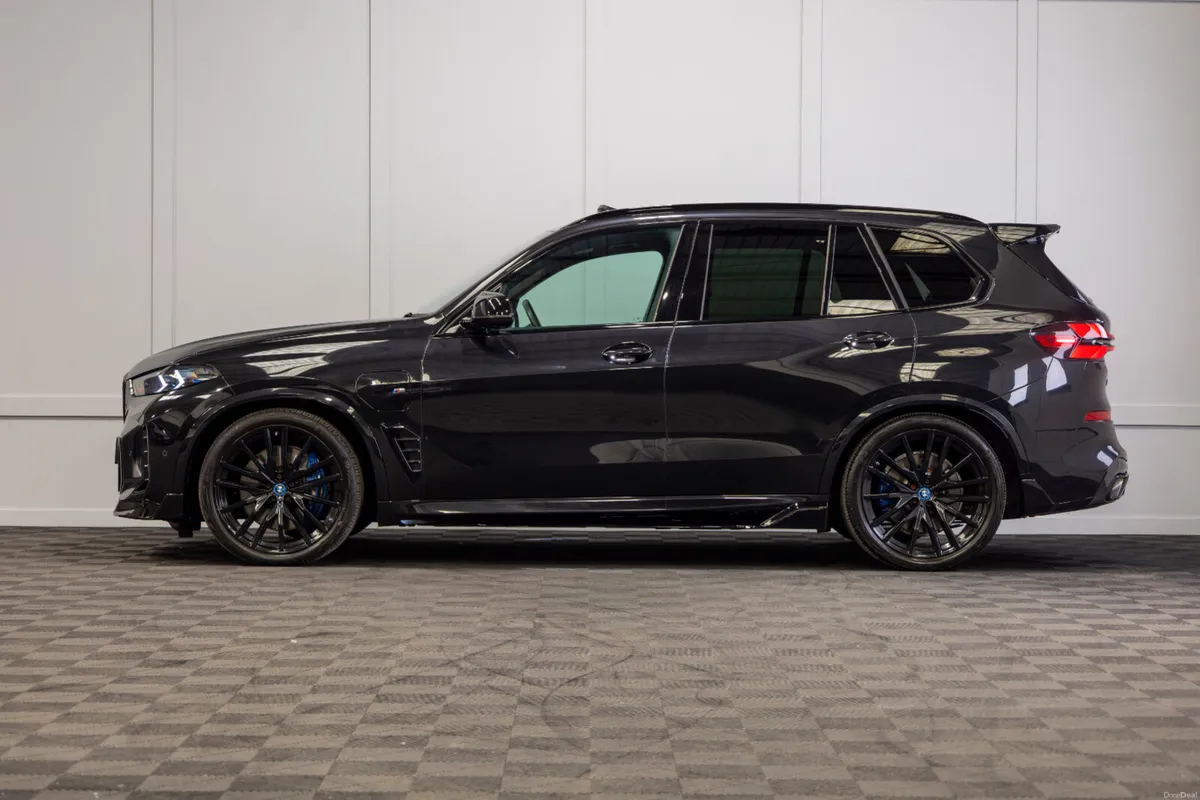 2025 BMW X5 X-Drive 50e M-Sport *Pan Roof - Image 3