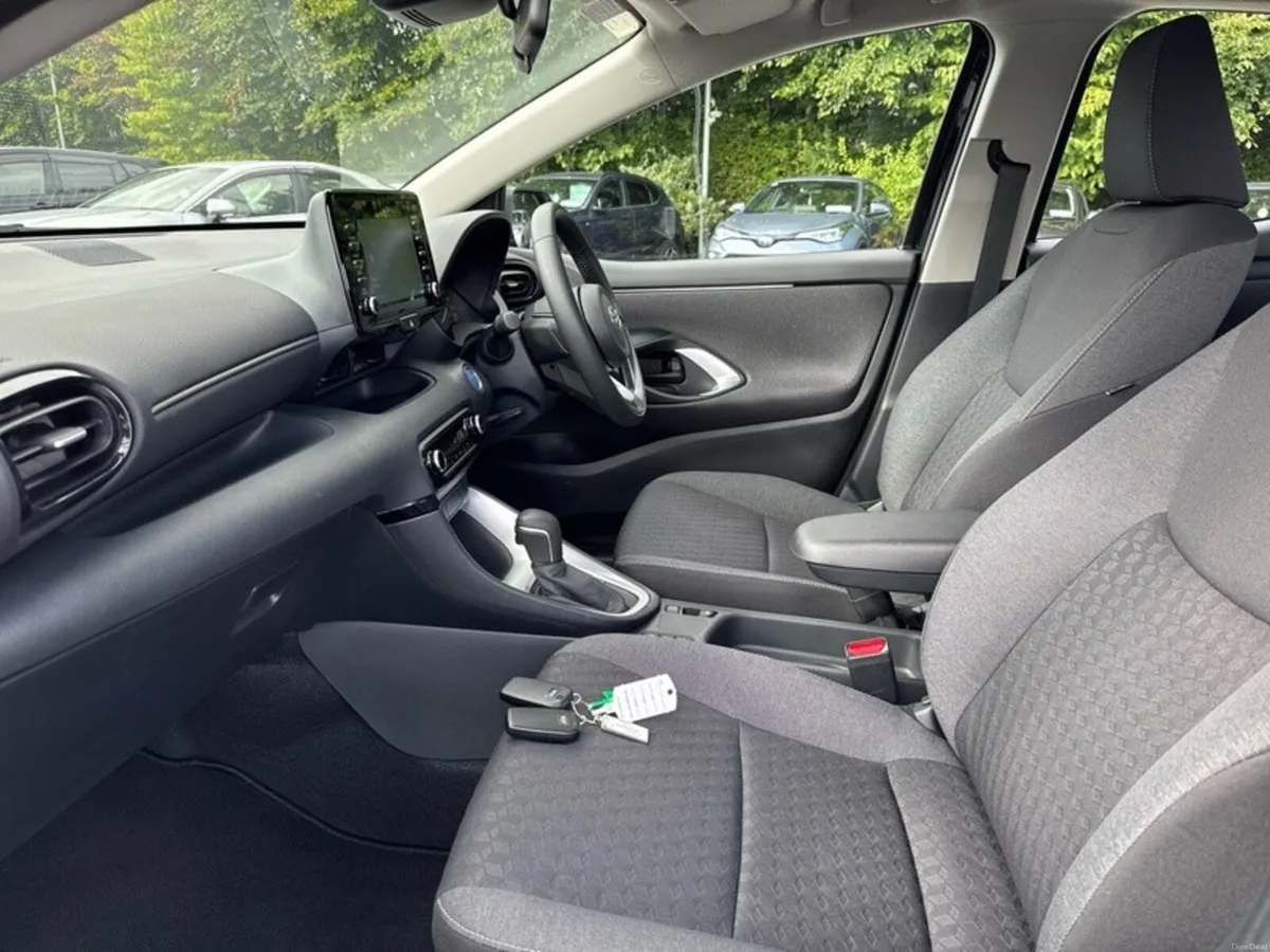 Toyota Yaris YARIS HYBRID LUNA - Image 6