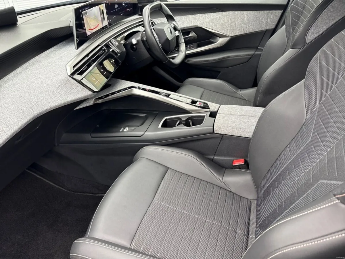 Peugeot 3008 1.2 MHEV PureTech 136bhp eDCS6 Allure - Image 4