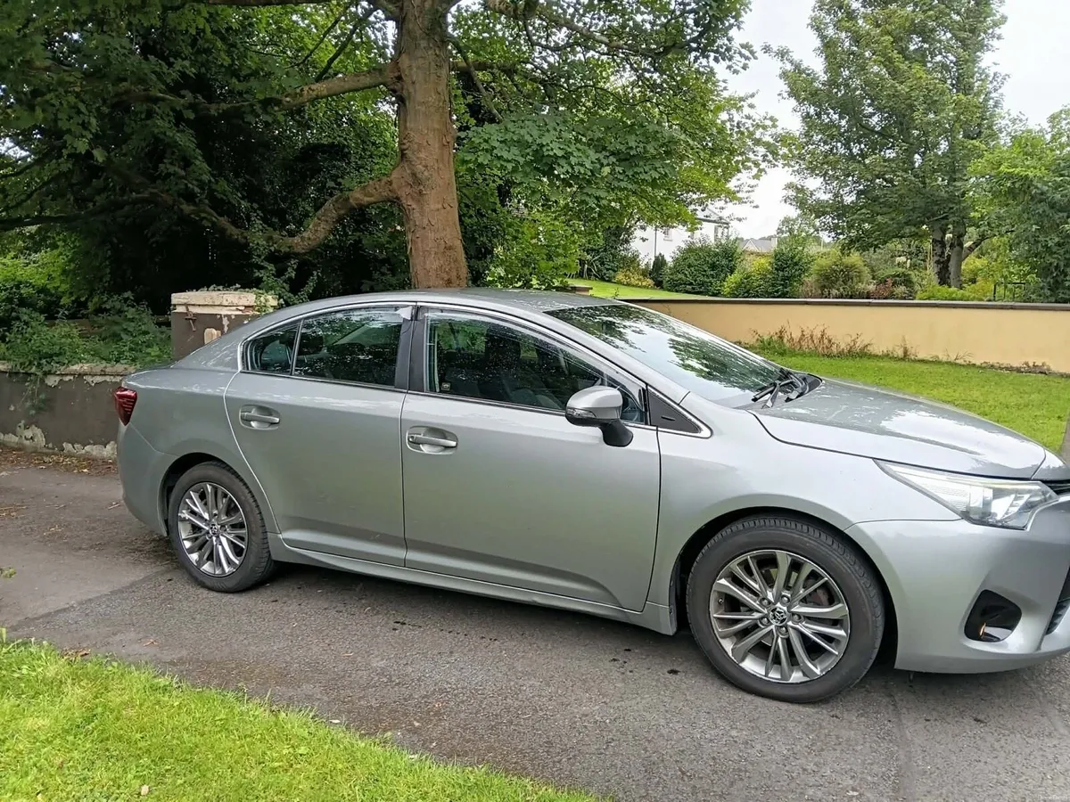 2015 (152) Toyota Avensis Luna - Image 3