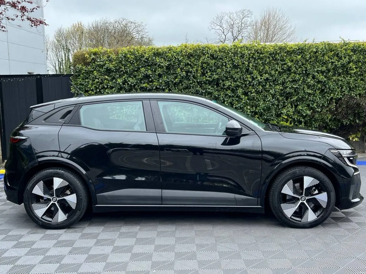 Renault Megane E-Tech EQUILIBRE EV40 ** LOW MILEAG - Image 2