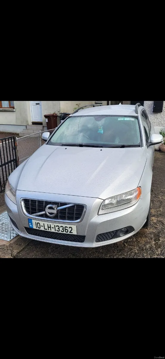 Volvo V70 2010 - Image 2