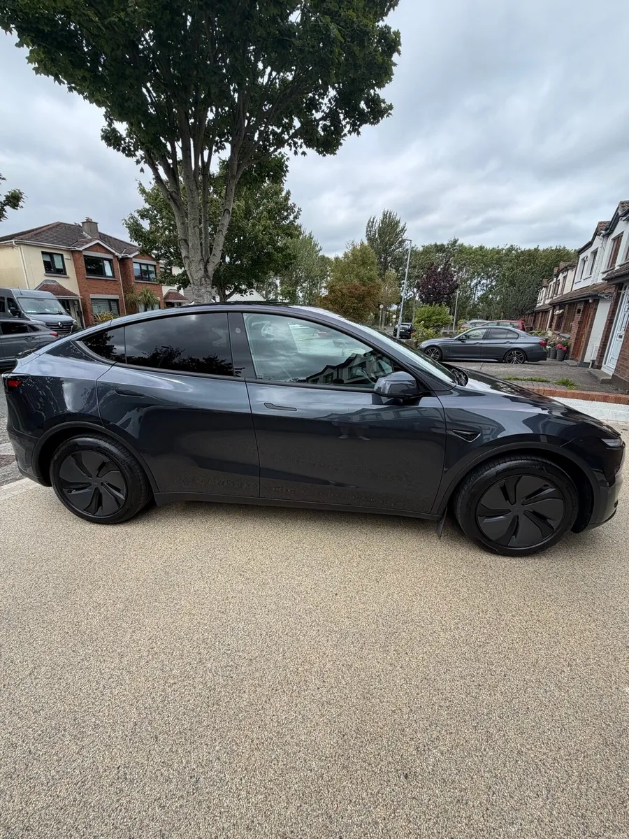 Tesla Model Y Premium Long Range - Image 2