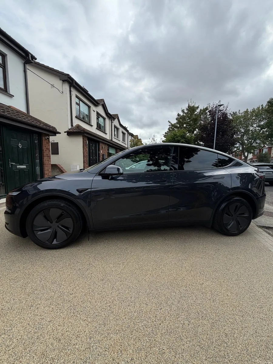 Tesla Model Y Premium Long Range - Image 3