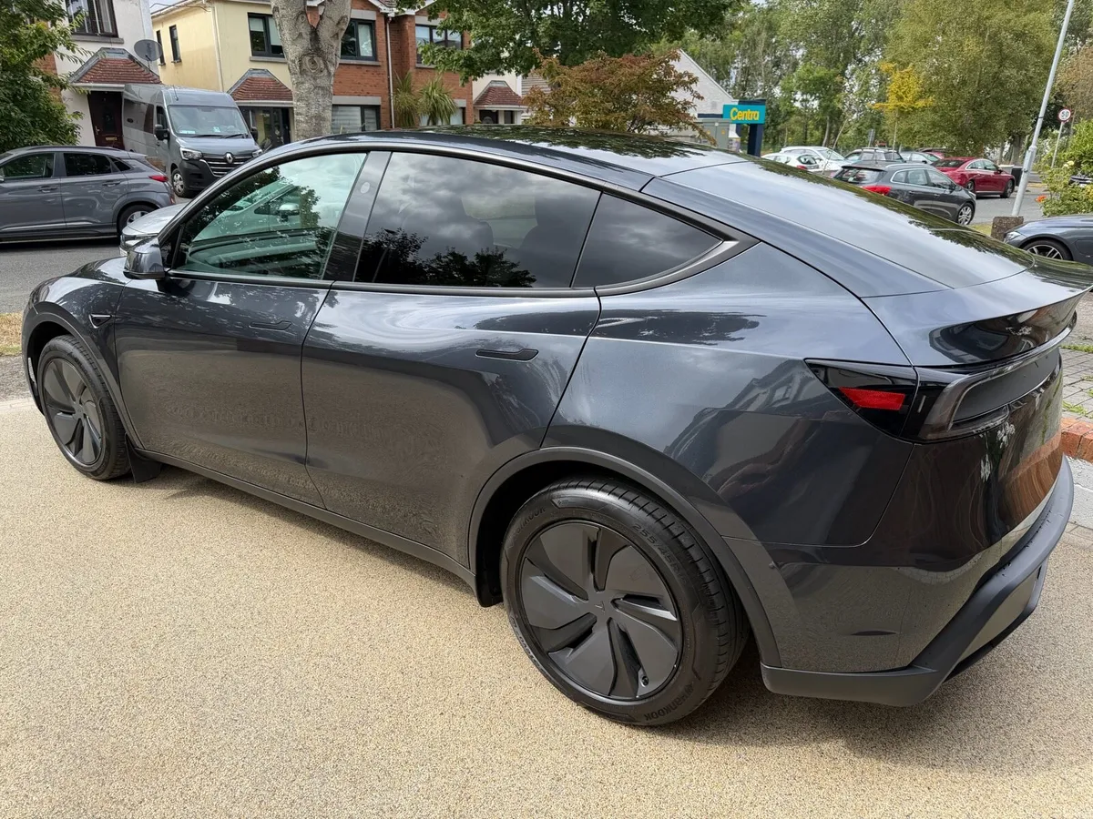 Tesla Model Y Premium Long Range - Image 5