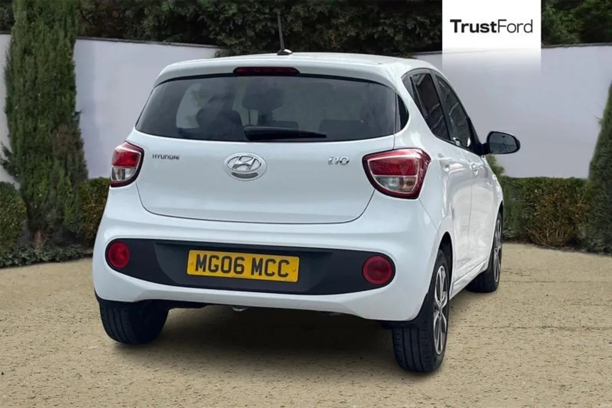 Hyundai i10 1.0 Play 5dr- Apple Car Play - Image 4