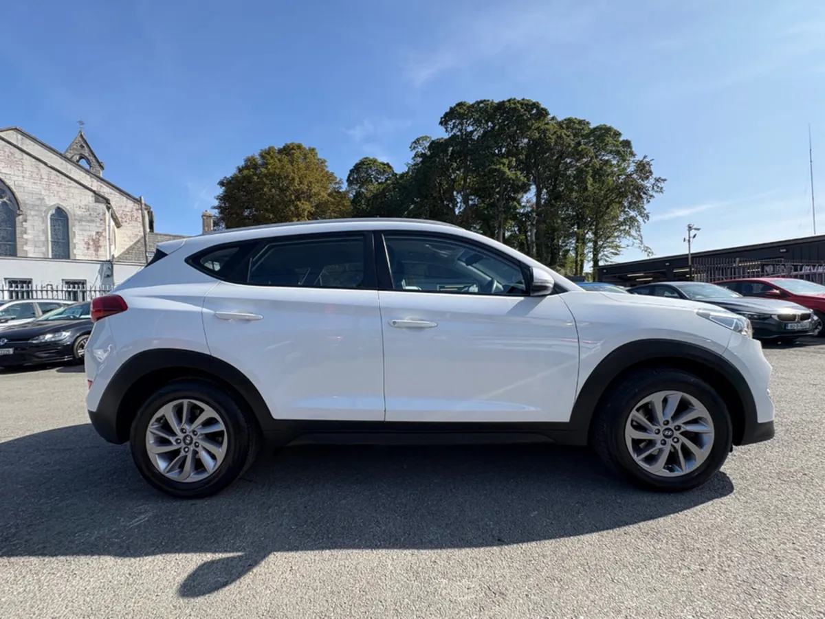 Hyundai Tucson 1.7 SE NAV BLD 116PS 5DR - Image 2