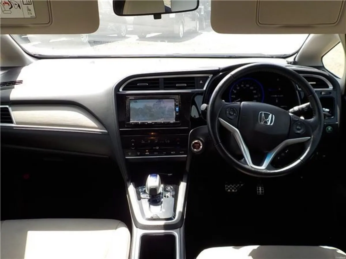 Honda Fit Shuttle Hybrid 2016 - Image 3