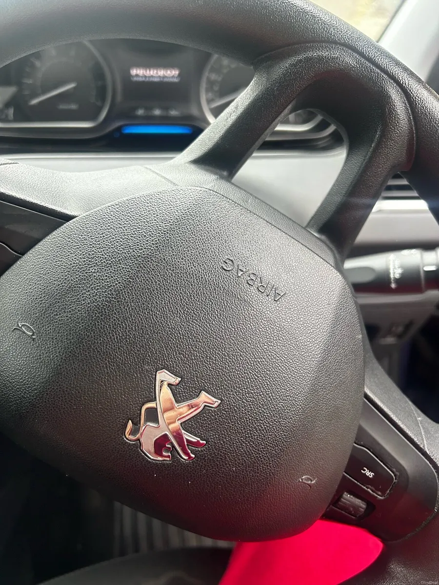 Peugeot 208 - Image 2