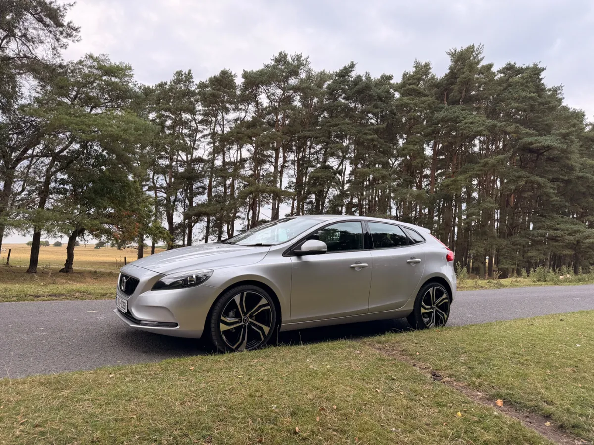 Volvo V40 2017 D2 Diesel Low KM - Image 3