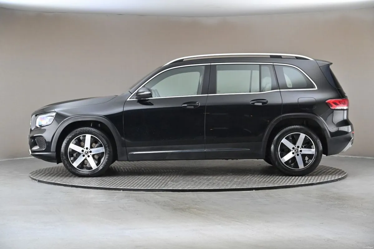 Mercedes-Benz GLB 180D AUTO **FULL BEIGE LEATHER** - Image 5