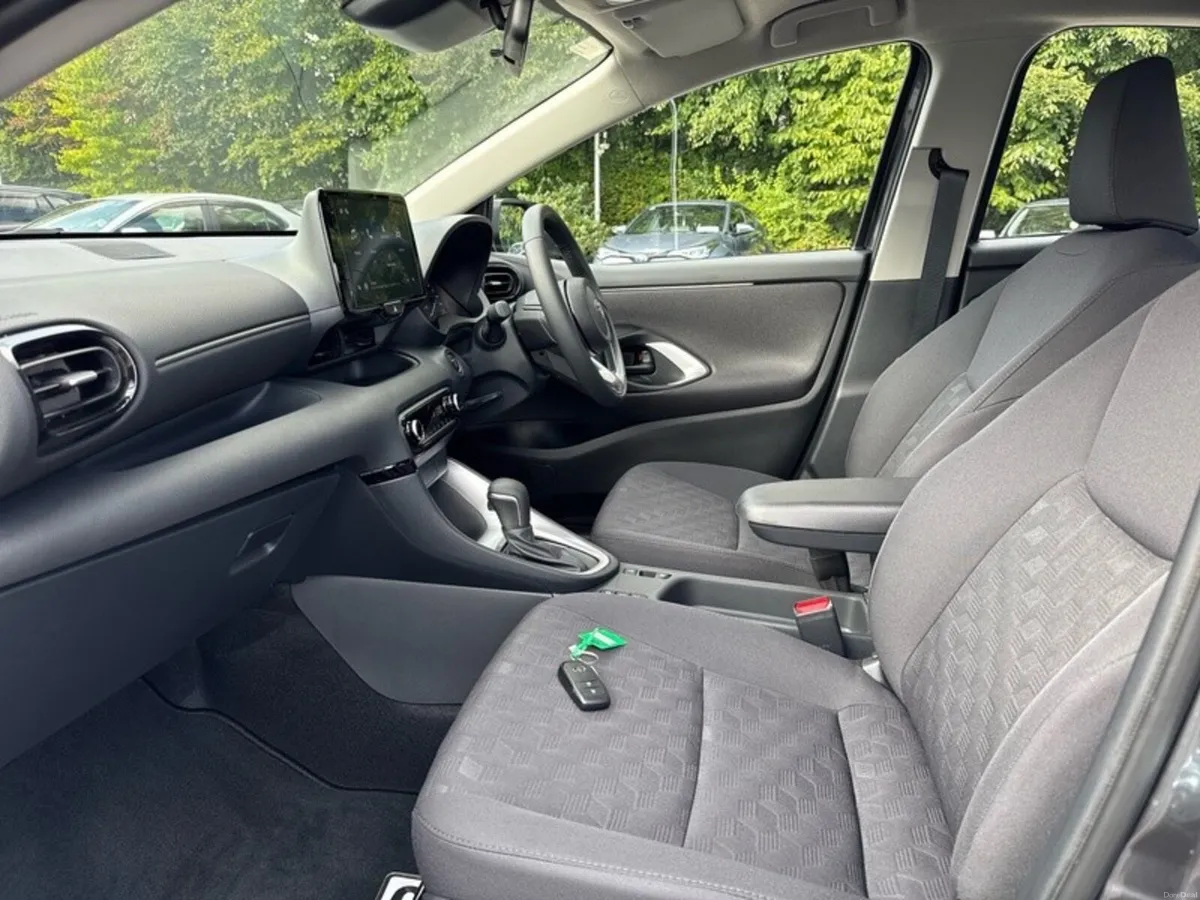 Toyota Yaris YARIS HYBRID LUNA - Image 6