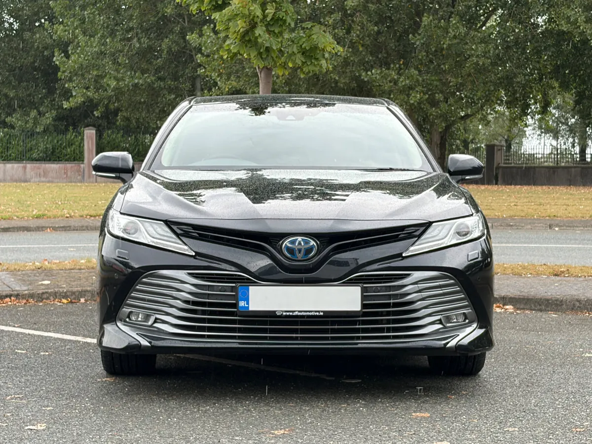 202 Toyota Camry Platinum Hybrid 2.5 Auto - Image 3
