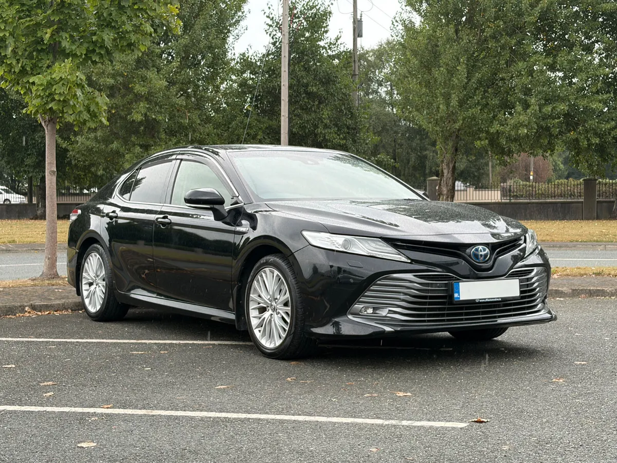 202 Toyota Camry Platinum Hybrid 2.5 Auto - Image 2