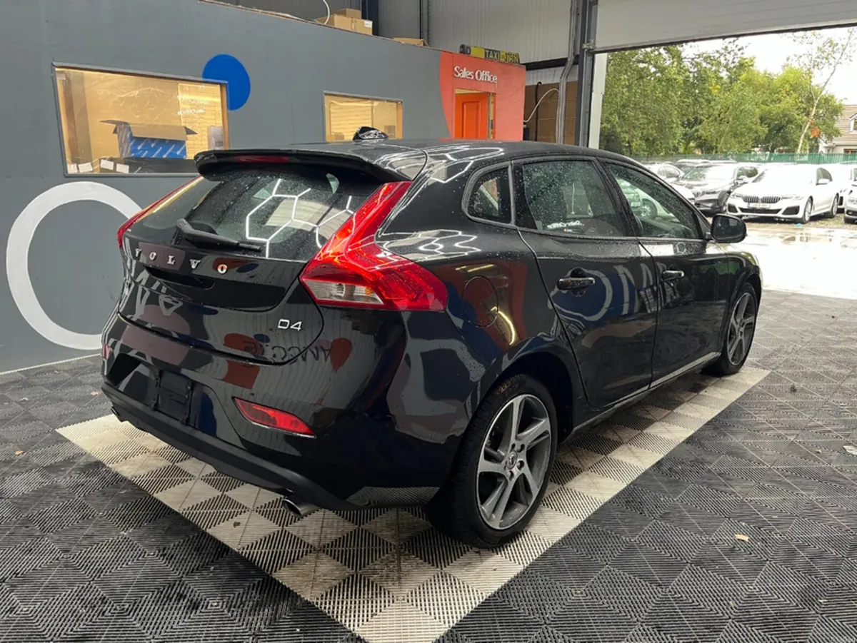 Volvo V40 2018 VOLVO V40 D4 MOMENTUM 2.0 AUTOMATIC - Image 3