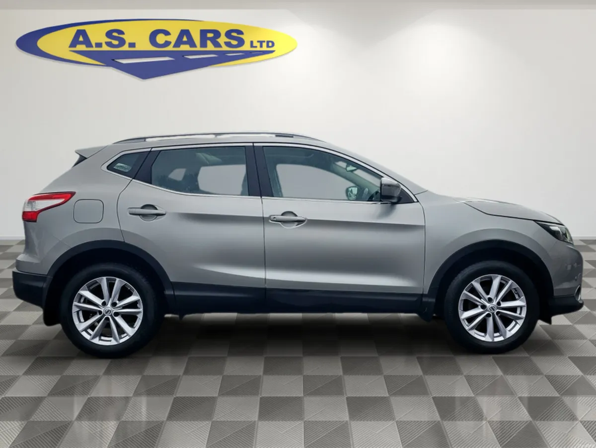 Nissan Qashqai 1.5 SV ** PANORAMIC ROOF ** LOW MIL - Image 3