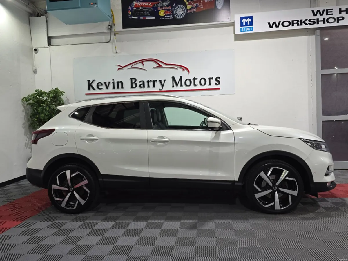 Nissan Qashqai 1.5 DCI TEKNA (PAN ROOF) 115BHP 6 S - Image 4