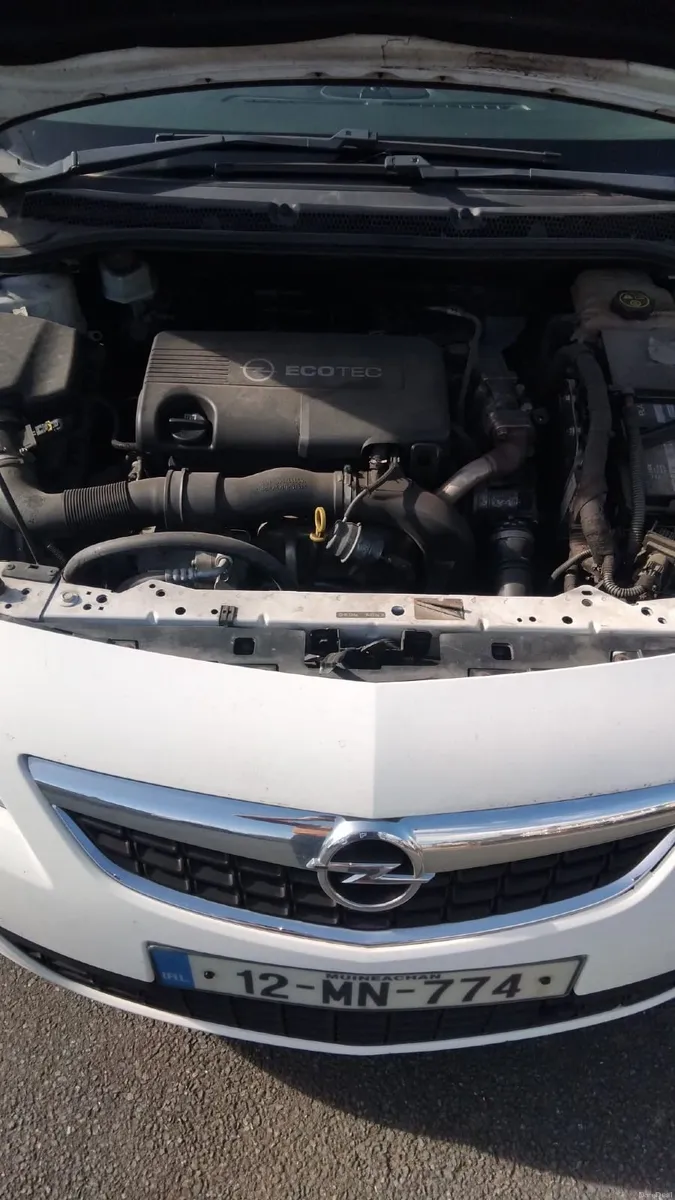 Opel Astra 2012 - Image 2